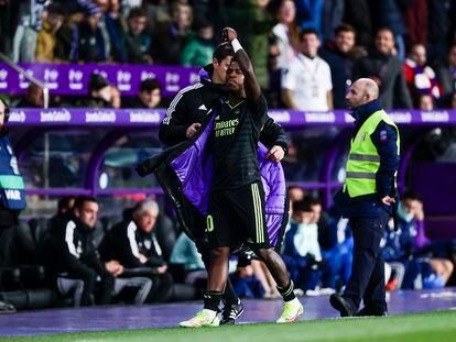 Vinicius se marcha al banquillo durante el partido entre el Real Madrid y el Valladolid este viernes.