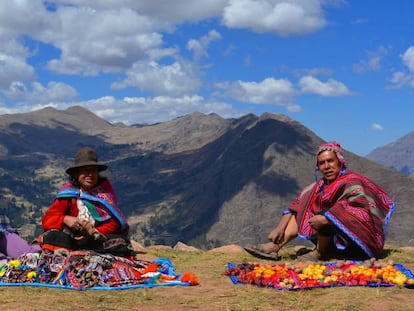 Miembros de la comunidad de Viacha, en el Valle Sagrado de Perú, muestran distintos tipos de papas y artesanías.