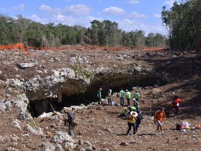 Entrada de la cueva 'Avispa enfadada', que ha quedado al descubierto en las obras del Tren Maya a la altura de Playa del Carmen, en Quintana Roo, el 28 de marzo de 2022.