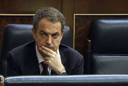 El presidente del Gobierno, José Luis Rodríguez Zapatero, durante un pleno en el Congreso de los Diputados.