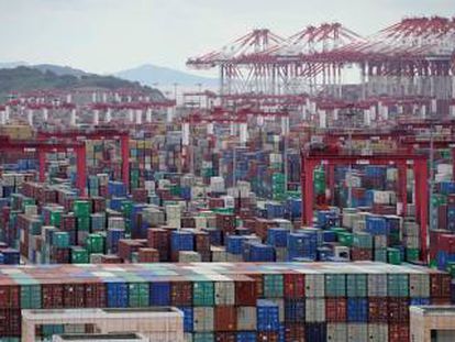 Imagen de contenedores en el puerto de Shanghái
