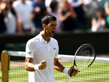 Djokovic celebra su triunfo contra Nishikori en los cuartos de Wimbledon.