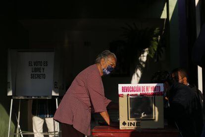 Una mujer vota en Zapopan, Jalisco. El presidente conserva una popularidad muy elevada que ronda el 60%.