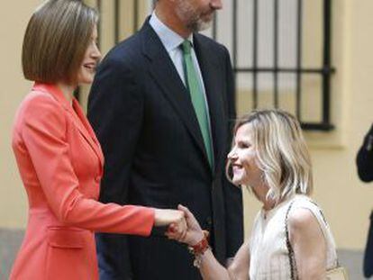 Los Reyes Felipe VI y Letizia saludan a Eugenia Martínez de Irujo (d), duquesa de Montoro, durante el acto que han presidido este martes en el Palacio de El Pardo con motivo del bicentenario de la fundación de la Diputación de la Grandeza de España.