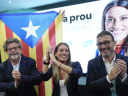 La cabeza de lista de Junts, Míriam Nogueras, acompañada del vicepresidente del partido, Josep Rius (derecha), y el candidato al Senado, Antoni Castellà.