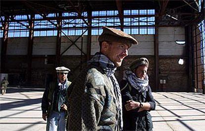 Tres soldados estadounidenses, disfrazados de afganos para desempeñar "labores civiles", a 40 kilómetros al norte de Kabul.