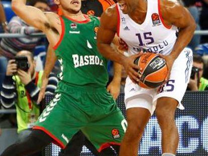 Granger intenta lanzar ante Larkin.