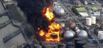 Tanques de almacenamiento de gas natural se queman en la refinería de petróleo Cosmo en la ciudad de Ichihara, prefectura de Chiba, cerca de Tokio