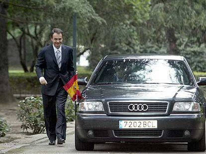 El presidente del Gobierno, junto a su coche oficial, en el palacio de la Moncloa.