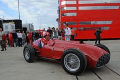 Fernando Alonso, con un modelo antiguo de Ferrari en el GP de Gran Bretaña de 2011.