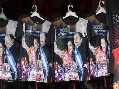Varias camisas con la imagen de la pareja presidencial Daniel Ortega y Rosario Murillo, exhibidas en la avenida Bolívar de Managua, el 1 de noviembre.