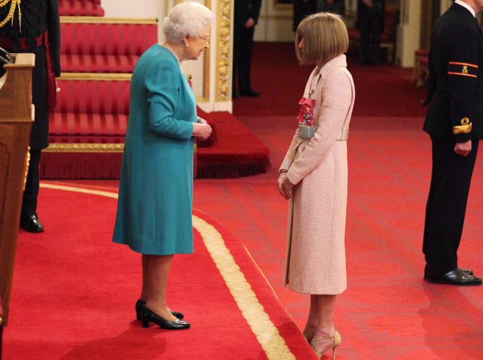 Isabel II y, a la derecha, Anna Wintour, en el palacio de Buckingham el pasado mes de mayo.