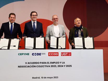 De izquierda a derecha: el presidente de Cepyme, Gerardo Cuerva; el presidente de la CEOE, Antonio Garamendi; el secretario general de CC OO, Unai Sordo y el secretario general de UGT, Pepe Álvarez, en la firma del pacto de convenios llevada a cabo este miércoles.