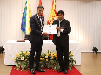 Pedro Sánchez, presidente del gobierno español, junto a Evo Morales, presidente de Bolivia.