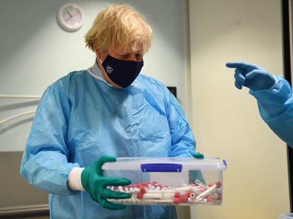 28 January 2021, United Kingdom, Glasgow: British Prime Minister Boris Johnson visits the Lighthouse Laboratory, used for processing polymerase chain reaction (PCR) samples for coronavirus (COVID-19), during a visit to the Queen Elizabeth University Hospital campus in Glasgow on his one day visit to Scotland. Photo: Jeff Mitchell/PA Wire/dpa

28/01/2021 ONLY FOR USE IN SPAIN