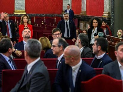 El presidente de la Generalitat, Quim Torra, saluda a los líderes independentistas acusados por el proceso soberanista catalán.