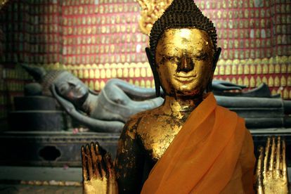 Desde templos budistas por los que pasean monjes con túnicas color azafrán hasta viejas mansiones indochinas convertidas en hoteles 'boutique'. La apacible ciudad de Luang Prabang, protegida por la Unesco, sigue ajena -de momento- al turismo masivo (solo hace 10 años que tiene aeropuerto).