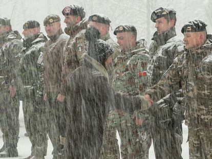 La ministra de Defensa española, Margarita Robles, visitaba este lunes a los militares españoles en la base de Adazi (Letonia).