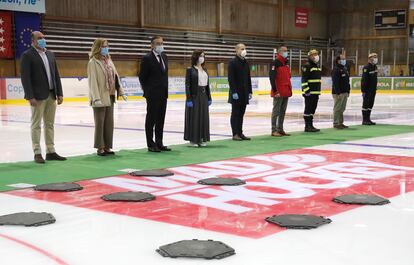 Isabel Díaz Ayuso y Enrique Ruiz Escudero, durante la clausura de la morgue del Palacio de Hielo de Majadahonda.