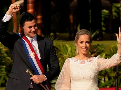 El nuevo presidente de Paraguay, Santiago Peña, y su esposa, Leticia Ocampos, en Asunción, Paraguay.