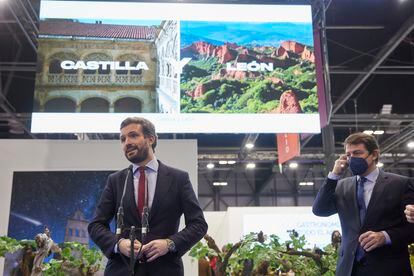 El presidente del Partido Popular, Pablo Casado, en la caseta de Castilla y León, el pasado viernes en la Feria Internacional del Turismo, Fitur 2022, en Madrid.