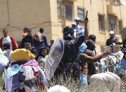 Un policía local desaloja a los vecinos de la zona donde ocurrieron los hechos.