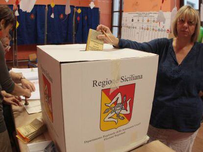 Una mujer vota en un colegio electoral de Palermo.