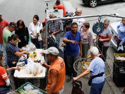 Un mercado de frutas y verduras en Caracas. En vídeo, el director adjunto del Departamento de Investigación del FMI habla de las perspectivas de Latinoamérica.