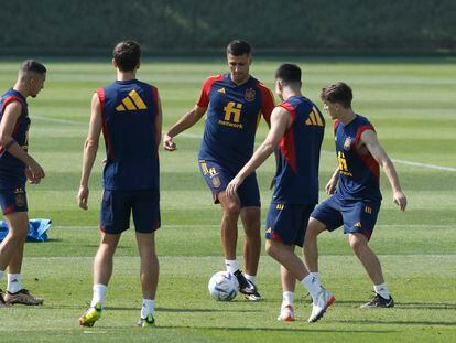 Entrenamiento de la selección española de fútbol dirigido por Luis Enrique en la Universidad de Qatar, en Doha, el pasado lunes.