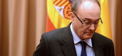 El gobernador del Banco de España, Luis María Linde, antes de comparecer en la Comisión de Seguimiento y Evaluación de los Acuerdos Pacto de Toledo, hoy en el Congreso.