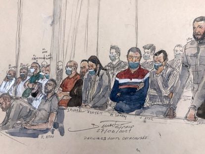 Dibujo del 27 de junio de 2022 que muestra a Salah Abdeslam, a la derecha, de pie junto a otros 13 acusados.