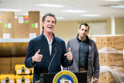 El gobernador de California, Gavin Newsom, en una empresa que ha dedicado su fábrica a hacer respiradores.