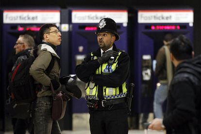 Un agente de policía patrulla en la estación de trenes de King&#39;s Cross, en Londres.