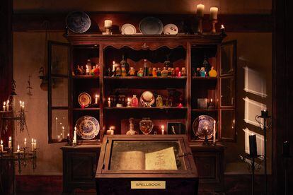 El libro de hechizos original también se encuentra dentro de la cabaña de las hermanas Sanderson.