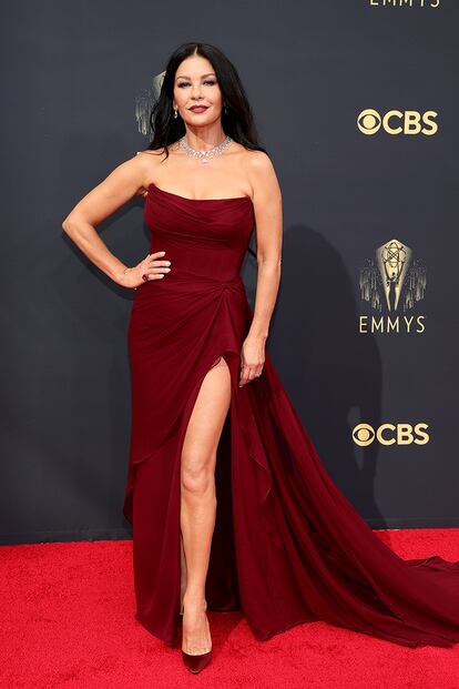 Catherine Zeta-Jones apostó por un clásico de las alfombras rojas: el palabra de honor con abertura. Cristina Ottaviano firmaba el modelo.