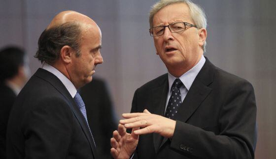 Luis de Guindos, ministro de Economía en 2012 en el Gobierno de Mariano Rajoy, conversa con Jean-Claude Juncker, en los días previos a la petición del rescate.
