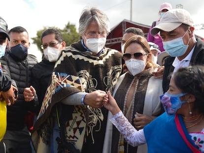 El candidato Guillermo Lasso saluda a una joven en un acto de campaña, en Colta (Ecuador), el pasado 1 de abril.