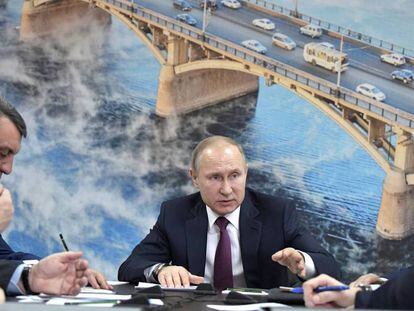 El presidente ruso, Vlad&iacute;mir Putin, se re&uacute;ne con magnates, en Krasnoyarsk, este mi&eacute;rcoles.