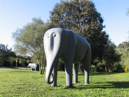 'Elefante' (2007), una de las esculturas gigantes, 2,20 metros de altura, en el jardín exterior de Sa Bassa Blanca.