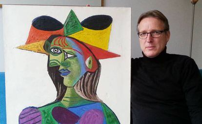 El investigador de arte holandés Arthur Brand, junto al lienzo 'Busto de Mujer', de Pablo Picasso.