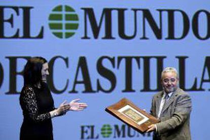 La presidenta de las Cortes de Castilla y León, Josefa Garcia Cirac, tras entregar el Premio La Posada de Castilla y León a la Iniciativa Turística del Año, al secretario general de la Fundación de las Edades del Hombre, Gonzalo Jiménez, en un acto celebrado hoy en Valladolid.