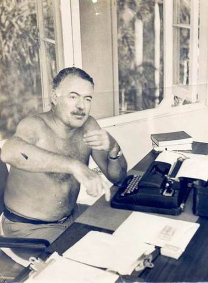 Ernest Hemingway ante su máquina de escribir.