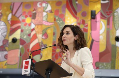 La presidenta de la Comunidad de Madrid, Isabel Díaz Ayuso, interviene en una visita al colegio bilingüe San Agustín Los Negrales de Guadarrama, el viernes.