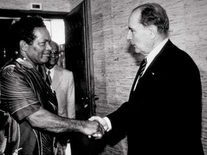 Jean-Marie Tjibaou, político nacionalista de Nueva Caledonia, y el presidente francés François Mitterrand, en Numea, capital del enclave, el 19 de enero de 1985.