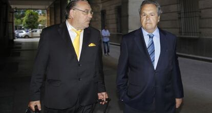 El expresidente de Invercaria Tomás Pérez Sauquillo, a la derecha, en los juzgados de Sevilla en 2019.