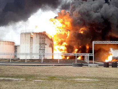 Fotograma de un vídeo que muestra el incendio este viernes en el depósito de combustible de Belgorod, en Rusia.