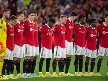 Los jugadores del Manchester United guardan el minuto de silencio en homanaje a Isabel II antes de comenzar el partido ante la Real Sociedad este jueves.