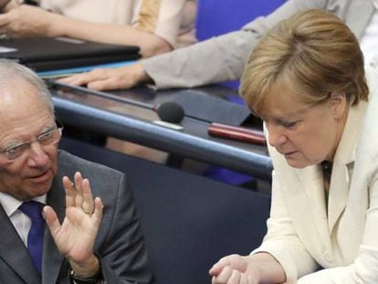 El ministro de Hacienda alemán, Wolfgang Schäuble, y la canciller Angela Merkel, en el Bundestag el pasado 28 de junio. WOLFGANG KUMM EFE