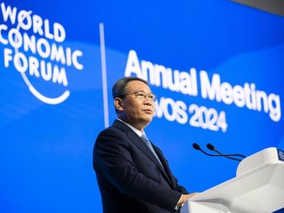 Li Qiang, primer ministro de China, durante su discurso el martes en el foro económico de Davos.