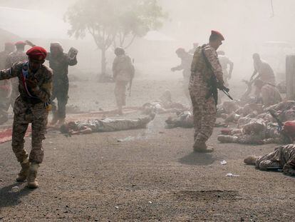 Varios soldados permanecen en el suelo tras el ataque de un misil durante un desfile militar celebrado en Aden (Yemen).